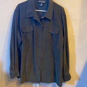 Size 22W woman’s long sleeve button up with stretch, in good condition!